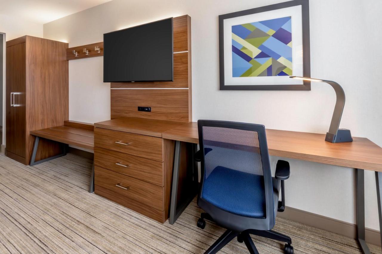 Holiday Inn Express & Suites - Milwaukee West Allis By Ihg Exterior foto